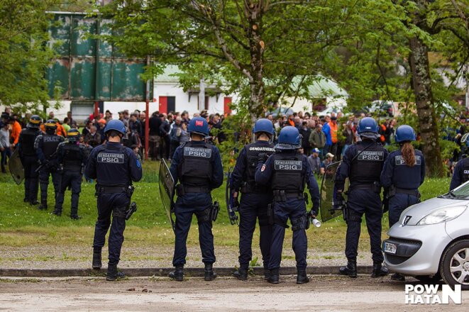 Gendarmes face aux chasseurs et agriculteurs © Pow.Hatan31 Gendarmes face aux chasseurs et agriculteurs © Pow.Hatan31