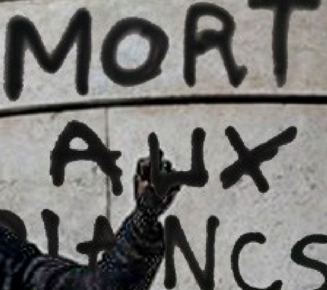 Zoom du tag sur la main de l'homme Zoom du tag sur la main de l'homme