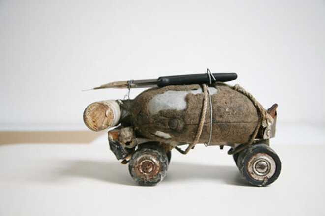 Fischli Weiss, objet issu de Der Lauf der Dinge (Le Cours des choses), 1979 © Fischli Weiss Fischli Weiss, objet issu de Der Lauf der Dinge (Le Cours des choses), 1979 © Fischli Weiss