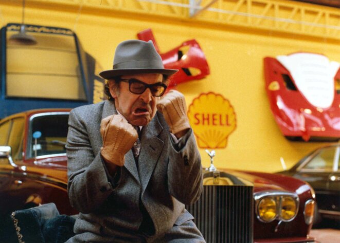 Jean-Luc Godard montrant les poings, dans son film « Soigne ta droite » (1987). Jean-Luc Godard montrant les poings, dans son film « Soigne ta droite » (1987).