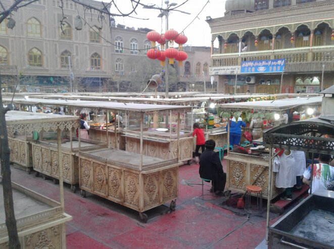 Le grand marché de nuit de Kachgar aujourd'hui, autrefois ce marché est rempli des visiteurs. © Gene Bunin