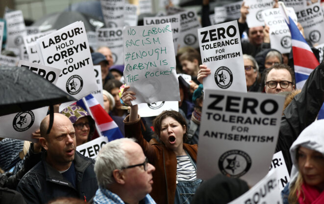 Des militants dénoncent ce qu'ils perçoivent comme l'antisémitisme de Jeremy Corbyn, lors d'un rassemblement devant le siège du Labour à Londres le 8 avril 2018. © Reuters/Simon Dawson Des militants dénoncent ce qu'ils perçoivent comme l'antisémitisme de Jeremy Corbyn, lors d'un rassemblement devant le siège du Labour à Londres le 8 avril 2018. © Reuters/Simon Dawson