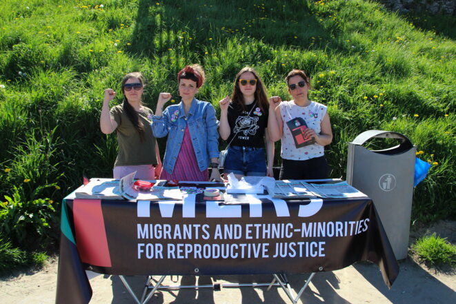 Le stand de Migrants and Ethnic-minorities for Reproductive Justice (MERJ), dimanche 6 mai à Balbriggan, au nord de Dublin. © Manon Deniau