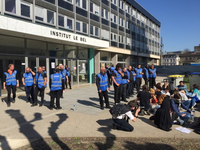 20 agents de sécurité pour une quinzaine d'étudiants-Université de Strasbourg © Pascal Maillard