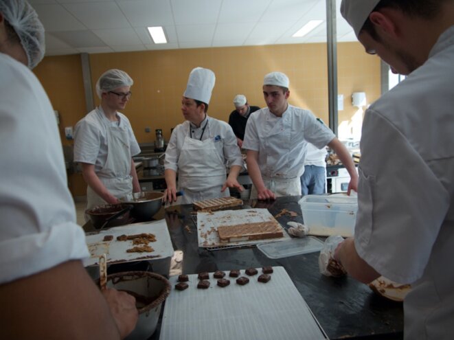Dans le CFA de Meaux en région parisienne, les apprentis pâtissiers travaillent le chocolat. © Mathilde Goanec