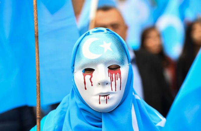 Les manifestants exigent que la Chine respecte les droits de l'homme dans leur région du Xinjiang et qu'il libère les membres de la minorité ouïghoure détenus dans de prétendus centres de rééducation, à Bruxelles en avril. © CreditEmmanuel Dunand/Agence France-Presse — Getty Images Les manifestants exigent que la Chine respecte les droits de l'homme dans leur région du Xinjiang et qu'il libère les membres de la minorité ouïghoure détenus dans de prétendus centres de rééducation, à Bruxelles en avril. © CreditEmmanuel Dunand/Agence France-Presse — Getty Images