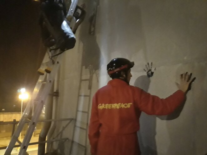 Action de Greenpeace à la centrale nucléaire de Cruas, 28 novembre 2017 (©Greenpeace France) Action de Greenpeace à la centrale nucléaire de Cruas, 28 novembre 2017 (©Greenpeace France)
