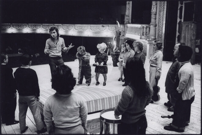 Julian Negulesco dirige les 18 nains en répétition -Turandot 1974 © Gilles Walusinski Julian Negulesco dirige les 18 nains en répétition -Turandot 1974 © Gilles Walusinski