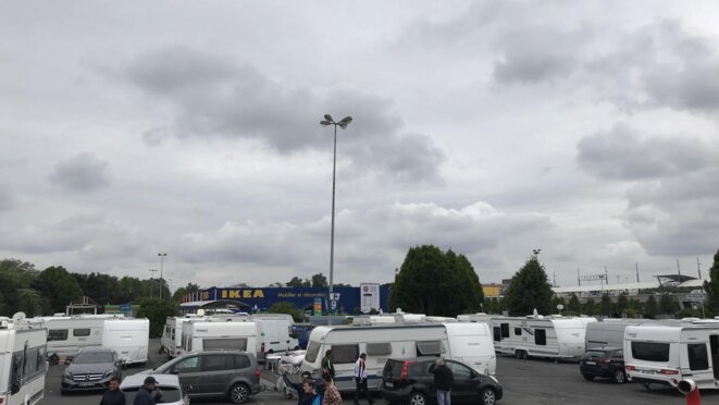 Lille-Lomme, zone commerciale, le parking IKEA, occupé par des caravanes