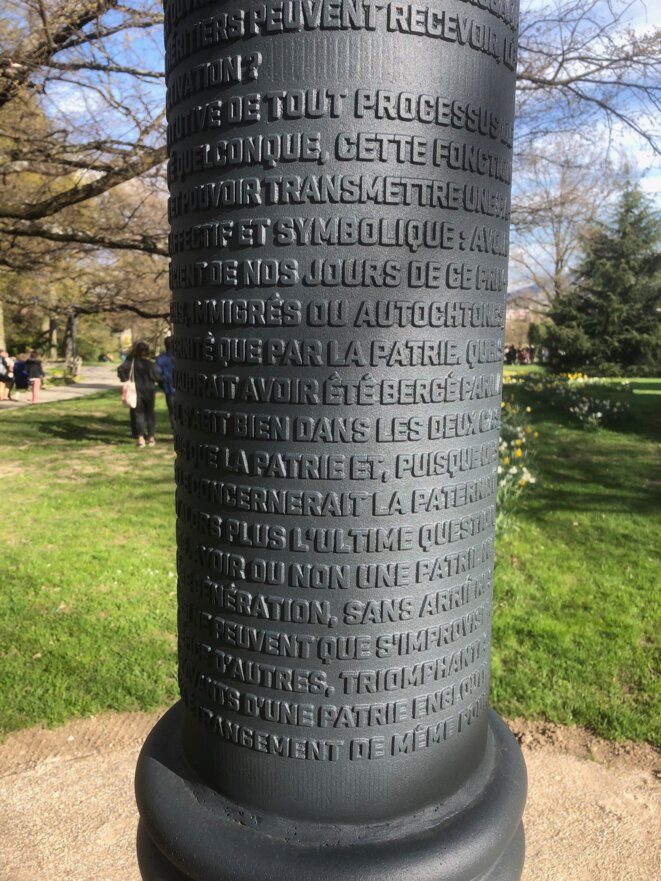 Détail d'un texte gravé sur un Réverbère de la Mémoire Détail d'un texte gravé sur un Réverbère de la Mémoire