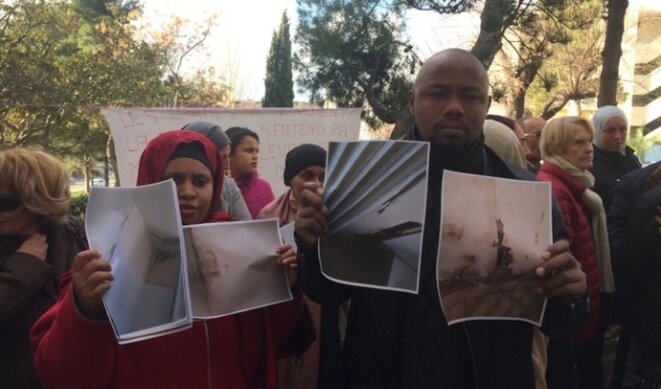 Un couple de locataires exhibe des photos montrant l'insalubrité de son logement, lors d'une mobilisation à Air Bel le 13 janvier 2018. © LF Un couple de locataires exhibe des photos montrant l'insalubrité de son logement, lors d'une mobilisation à Air Bel le 13 janvier 2018. © LF