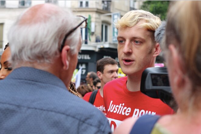Philippe Poutou (NPA) rencontre l'écrivain Édouard Louis, manifestant avec le collectif Justice pour Adama.