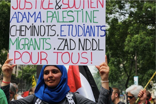 Une jeune militante de la cause palestinienne à Paris, le 26 mai. © MG