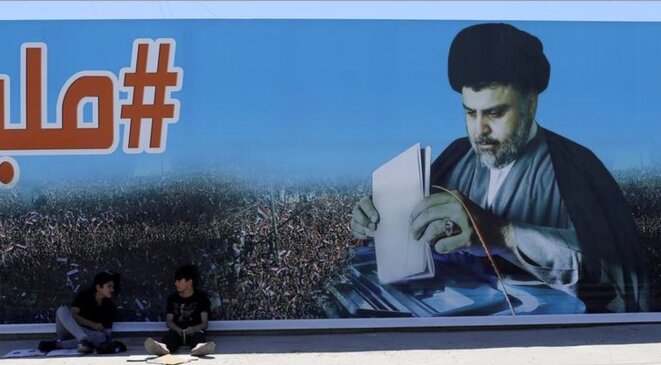 Une affiche de Moqtada al-Sadr, à Bagdad, en Irak, le 19 mai 2018. © Reuters Une affiche de Moqtada al-Sadr, à Bagdad, en Irak, le 19 mai 2018. © Reuters