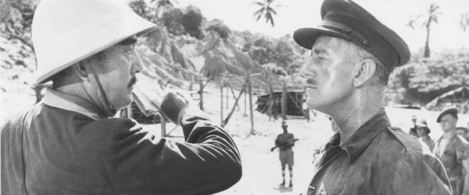 L'aventurisme juridique (illustration) / En Birmanie, un officier japonais gifle avec la Convention de Genève un officier anglais fait prisonnier (tiré du film Le Pont de la Rivière Kwai de David Lean, 1957) L'aventurisme juridique (illustration) / En Birmanie, un officier japonais gifle avec la Convention de Genève un officier anglais fait prisonnier (tiré du film Le Pont de la Rivière Kwai de David Lean, 1957)
