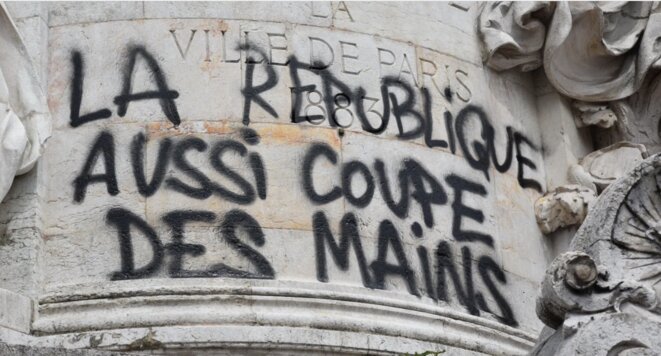 Tag tracé sur la statue de la place de la République pendant la marée populaire le 26 mai 2018 (source : https://lundi.am/). Tag tracé sur la statue de la place de la République pendant la marée populaire le 26 mai 2018 (source : https://lundi.am/).