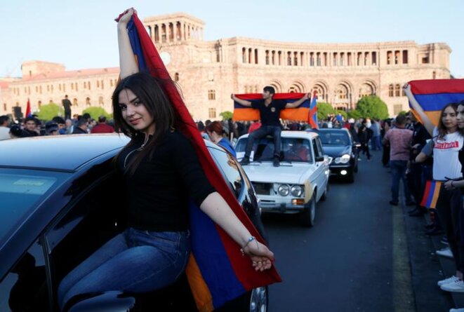 Des partisans de Nikol Pashinyan manifestent à Erevan, le 25 avril 2018. © Reuters Des partisans de Nikol Pashinyan manifestent à Erevan, le 25 avril 2018. © Reuters