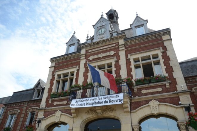 Banderole au fronton de la mairie de Saint-Etienne du Rouvray © Ville de Saint-Etienne du Rouvray Banderole au fronton de la mairie de Saint-Etienne du Rouvray © Ville de Saint-Etienne du Rouvray