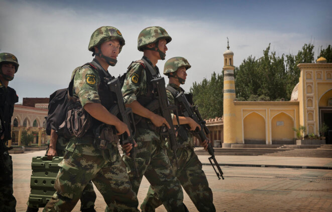 Les soldats chinois défilent devant la Mosquée Id Kah, la plus grande de Chine, le 31 juillet 2014 à Kashgar, en Chine. © Getty Images Les soldats chinois défilent devant la Mosquée Id Kah, la plus grande de Chine, le 31 juillet 2014 à Kashgar, en Chine. © Getty Images