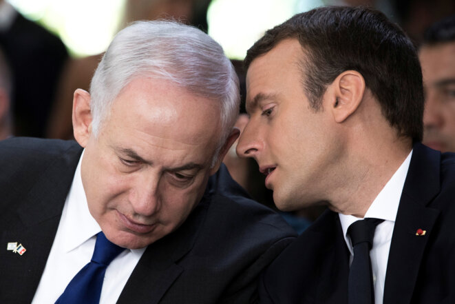 Macron murmure à l'oreille de Netanyahou, en juillet 2017. © Reuters