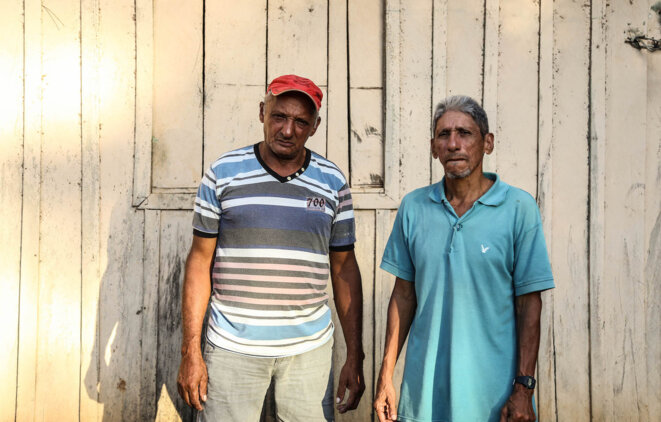 Les chercheurs d’or Piaui et Wanderley, devant la maison de Piaui. © J.-M. A. Les chercheurs d’or Piaui et Wanderley, devant la maison de Piaui. © J.-M. A.