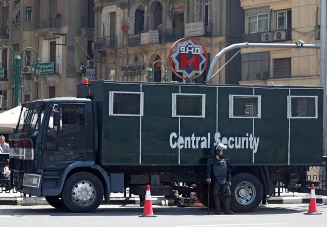 Un véhicule de la police anti-émeute stationne place Tahrir, le 13 mai 2018. © Reuters Un véhicule de la police anti-émeute stationne place Tahrir, le 13 mai 2018. © Reuters