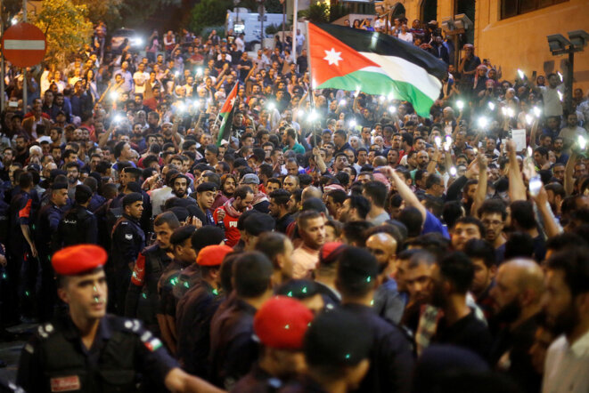 Manifestation à Amman devant la résidence du premier ministre, le 5 juin 2018. © Reuters Manifestation à Amman devant la résidence du premier ministre, le 5 juin 2018. © Reuters