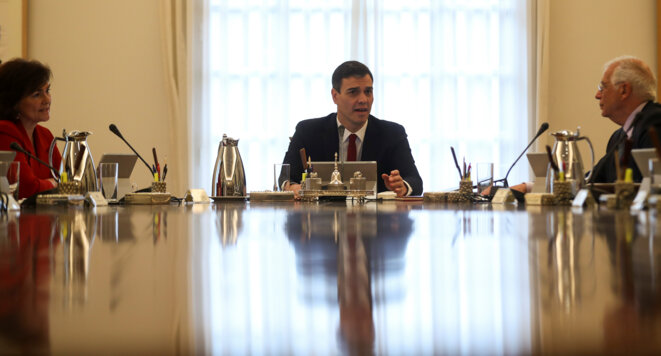 Pedro Sanchez préside vendredi 8 juin son premier conseil des ministres à la Moncloa avec, à sa gauche, le Catalan Josep Borrell, nouveau ministre des affaires étrangères. © Reuters / Susana Vera Pedro Sanchez préside vendredi 8 juin son premier conseil des ministres à la Moncloa avec, à sa gauche, le Catalan Josep Borrell, nouveau ministre des affaires étrangères. © Reuters / Susana Vera