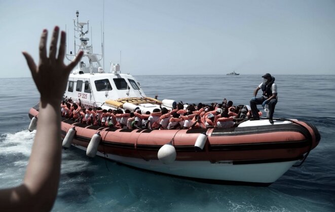 Des rescapés de l'«Aquarius» ont été transbordés mardi 12 juin sur des navires de la marine ou des garde-côtes italiens, chargés de les débarquer en Espagne. © Karpov / SOS Méditerranée
