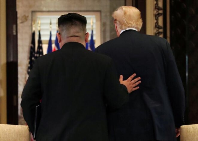 Kim Jong-un et Donald Trump après la signature de leur accord, mardi 12 juin à Singapour. © Reuters Kim Jong-un et Donald Trump après la signature de leur accord, mardi 12 juin à Singapour. © Reuters