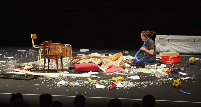 L'Avantage du doute, "Grande traversée", Occupation 2, Théâtre de la Bastille, mai 2018 © L'Avantage du doute L'Avantage du doute, "Grande traversée", Occupation 2, Théâtre de la Bastille, mai 2018 © L'Avantage du doute