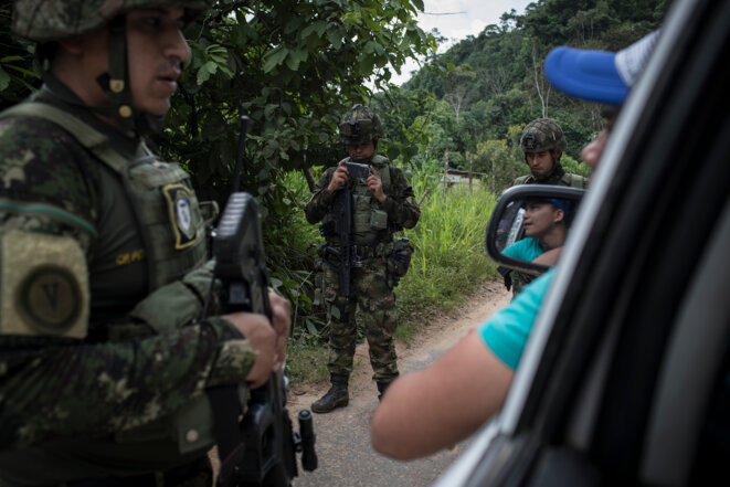 Contrôle de l’armée sur une route du Catatumbo. Quelque 12.000 militaires auraient été déployés dans la région, frontalière avec le Venezuela. © Nicolo Filippo Rosso Contrôle de l’armée sur une route du Catatumbo. Quelque 12.000 militaires auraient été déployés dans la région, frontalière avec le Venezuela. © Nicolo Filippo Rosso