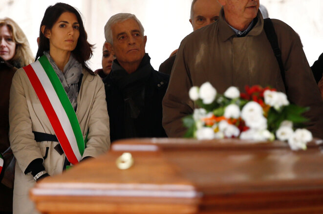 Virginia Raggi, la maire de Rome (Mouvement Cinq Étoiles), aux funérailles de Dario Fo le 15 octobre 2016 à Milan. © Alessandro Garofalo/Reuters