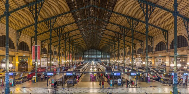 La halle grandes lignes de la gare du Nord. La halle grandes lignes de la gare du Nord.