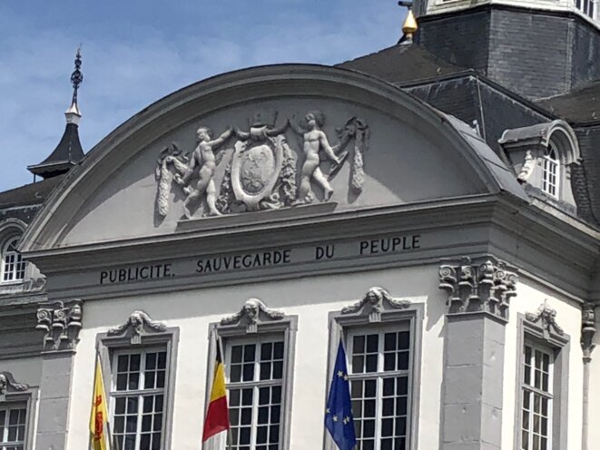 Au fronton de l'Hôtel de Ville de Verviers Au fronton de l'Hôtel de Ville de Verviers