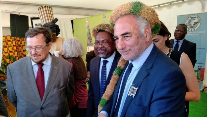 Le Maire de Lyon (droite) visite le stand Gabon, en compagnie de l’Ambassadeur et du Consul honoraire du Gabon à Lyon (gauche). Le Maire de Lyon (droite) visite le stand Gabon, en compagnie de l’Ambassadeur et du Consul honoraire du Gabon à Lyon (gauche).