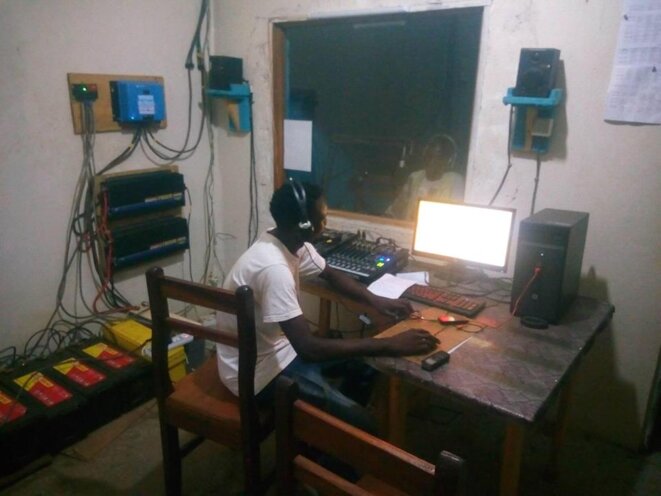 Radio La Voix de La Ouaka, Bambari, RCA, il y a quelques jours. © Bernardin Sylvain Redjal Radio La Voix de La Ouaka, Bambari, RCA, il y a quelques jours. © Bernardin Sylvain Redjal