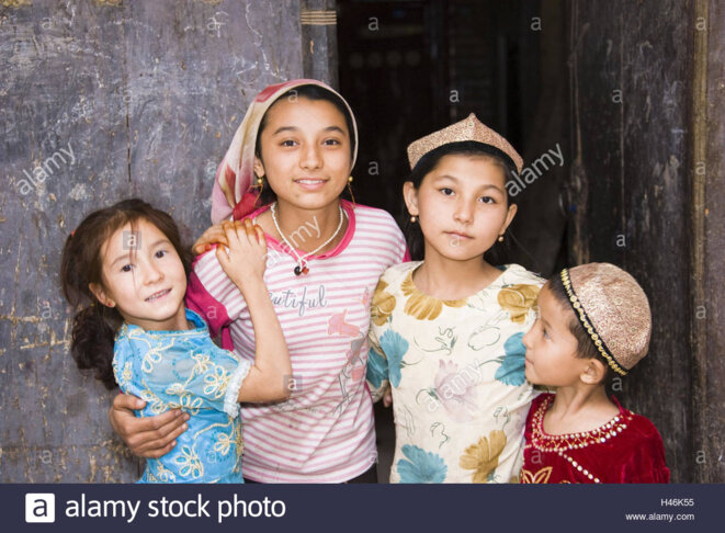 Arrêtez de nous appeler "musulman ouïghour" China-group-uyghur-children-portrait-h46k55