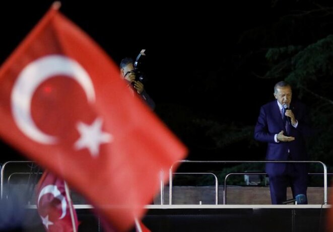 Erdogan s'adresse à ses électeurs, dimanche soir à Istanbul. © Reuters Erdogan s'adresse à ses électeurs, dimanche soir à Istanbul. © Reuters