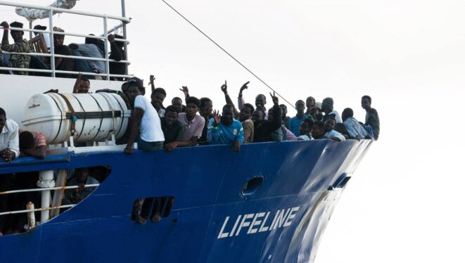 fdd3cdc62b18a6124855d999c1416571-le-navire-lifeline-attend-en-mer-avec-230-migrants-bord