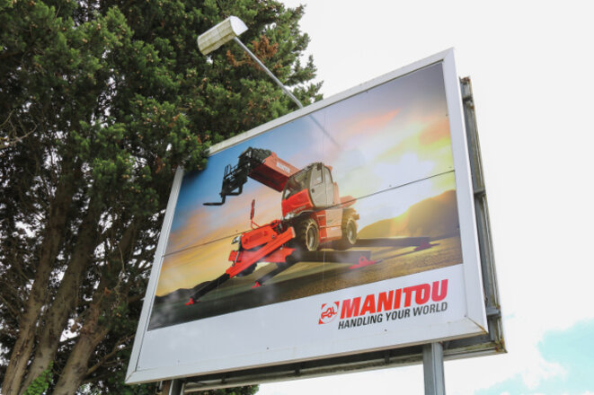 Publicité pour les chariots élévateurs Manitou, aux abords du siège de l’entreprise, à Ancenis. © Mediacités Publicité pour les chariots élévateurs Manitou, aux abords du siège de l’entreprise, à Ancenis. © Mediacités