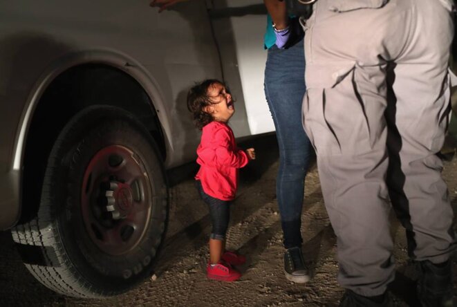 fillette pleurant pendant que sa mère est fouillée à la frontière des États-Unis, John Moore © John Moore