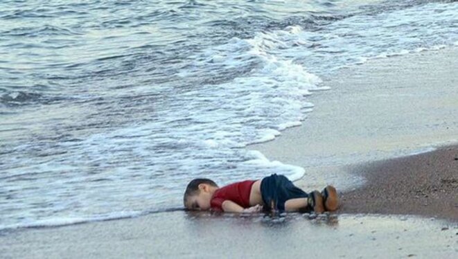 enfant échoué sur une plage au large de la Turquie, Nilüfer Demir enfant échoué sur une plage au large de la Turquie, Nilüfer Demir