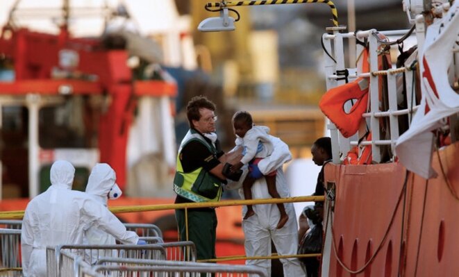 L'arrivée à Malte, mercredi 27 juin 2018, des migrants sauvés par le navire humanitaire « Lifeline ». © Reuters