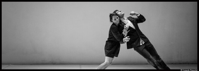 Là, le poème tragico-burlesque en noir et blanc de Baro d’Evel