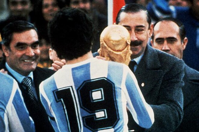 Videla offre la coupe à Daniel Passarella Videla offre la coupe à Daniel Passarella