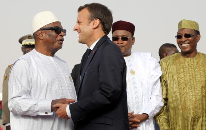 Ibrahim Boubacar Keita, président du Mali, et Emmanuel Macron se congratulent sous le regard de leurs homologues Mahamadou Issoufou (Niger) et Idriss Déby (Tchad) à Nouakchott (Mauritanie), lundi 2 juillet 2018. © Reuters Ibrahim Boubacar Keita, président du Mali, et Emmanuel Macron se congratulent sous le regard de leurs homologues Mahamadou Issoufou (Niger) et Idriss Déby (Tchad) à Nouakchott (Mauritanie), lundi 2 juillet 2018. © Reuters