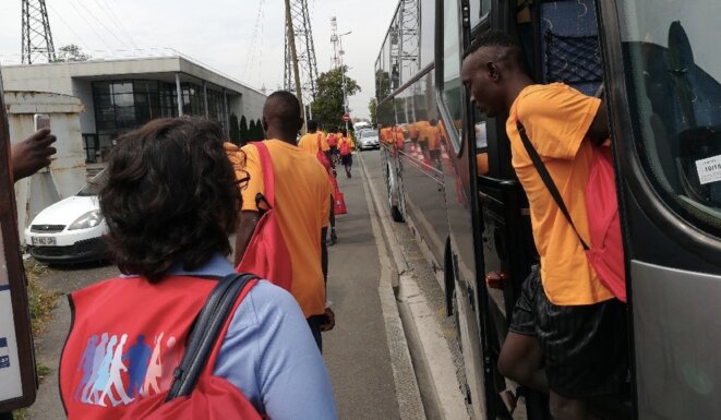 Des passagers du «Lifeline» arrivent à Neuilly-sur-Marne © OFII Des passagers du «Lifeline» arrivent à Neuilly-sur-Marne © OFII