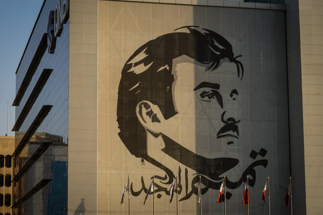 Portrait géant du Cheikh Tamim bin Hamad Al Thani sur un bâtiment de Doha, juin 2018. © Thomas Cantaloube Portrait géant du Cheikh Tamim bin Hamad Al Thani sur un bâtiment de Doha, juin 2018. © Thomas Cantaloube