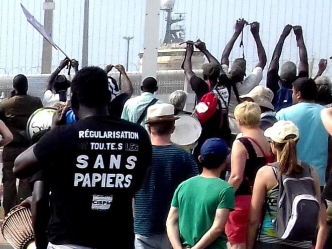 La Marche solidaire pour les migrants devant le port de Calais, 7 juillet 2018. La Marche solidaire pour les migrants devant le port de Calais, 7 juillet 2018.